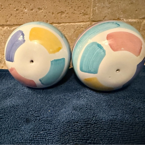 Caleca Pottery, hand painted, an Italian brand set of salt & pepper shakers. - Picture 2 of 3